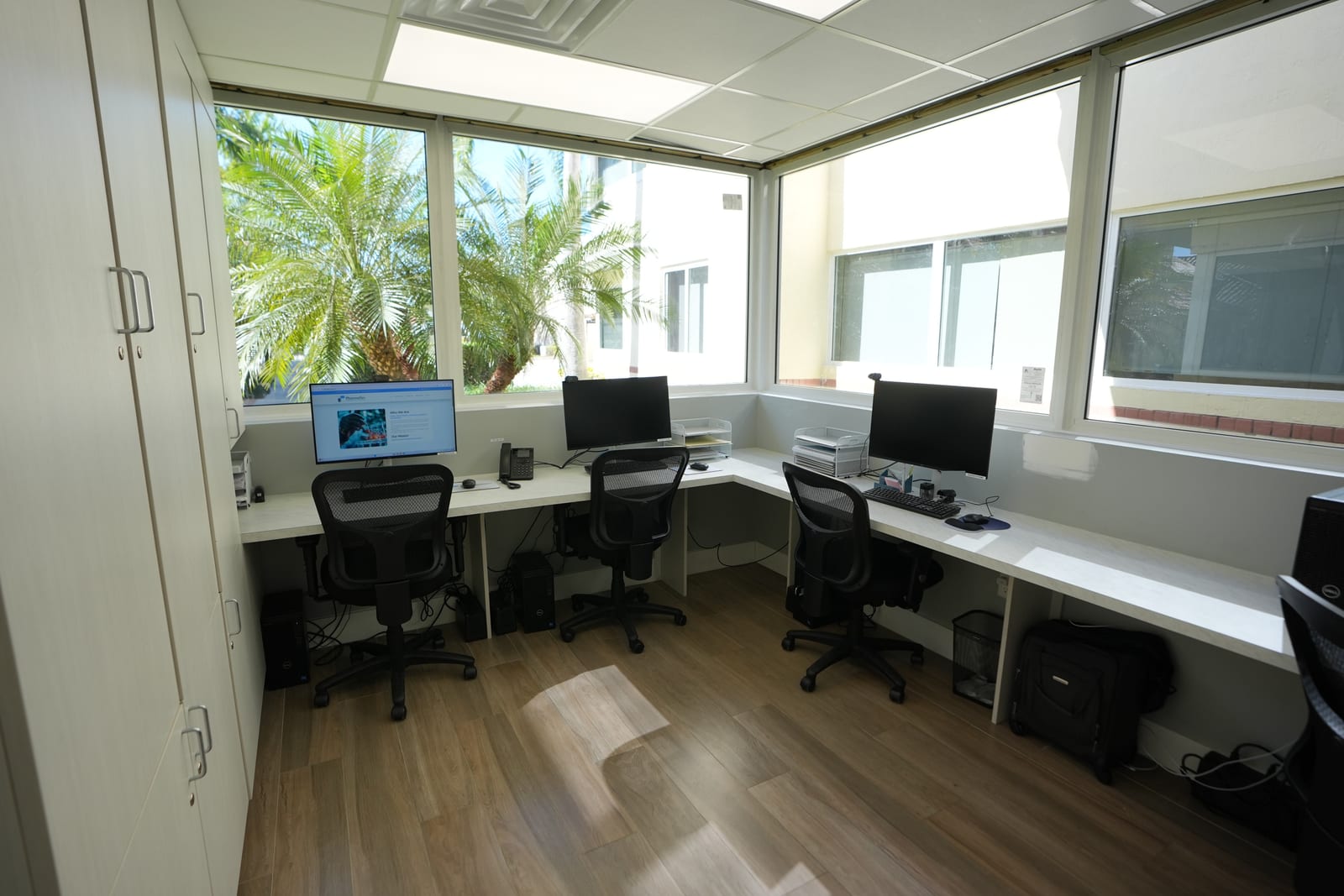 Dedicated CRA / CRO monitoring area and coordinator work stations.